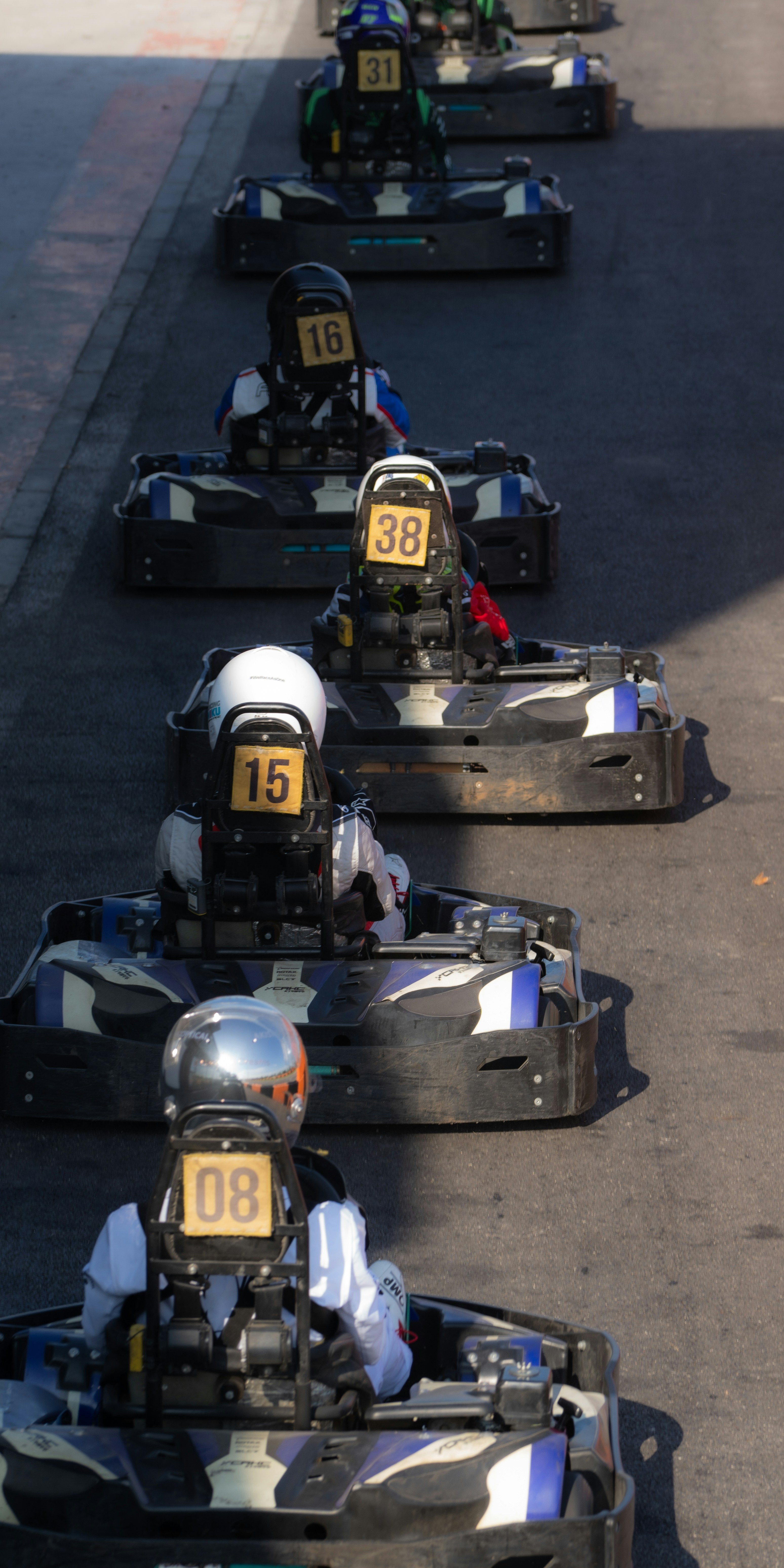 Rangée de karts sur la piste